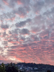 Fototapeta premium Alba dietro una collina