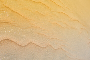 foto en detalle de la arena y surcos creados por el viento del desierto