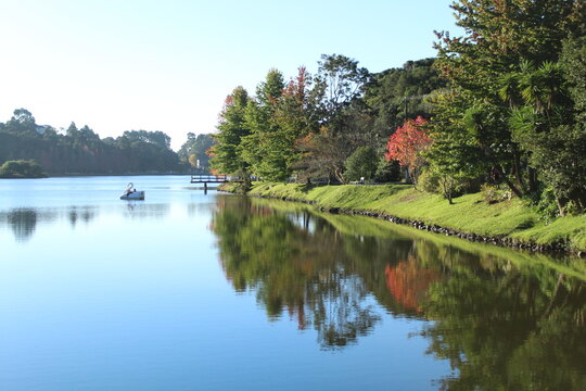 Paisagem de outono no Lago S&atilde;o Bernardo, com pedalinho, em S&atilde;o francisco de Paula, Rio Grande do Sul