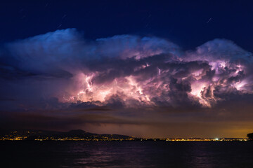 Blitze in den Wolken am Gardasee - 668869572