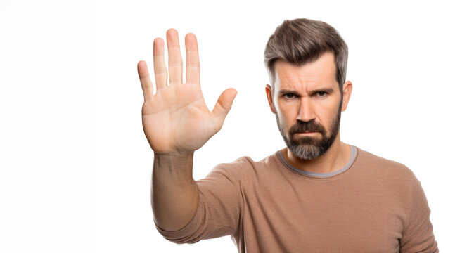 Hombre adulto apuesto serio levantando la mano en se&ntilde;al de parar