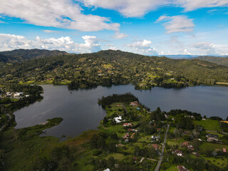 Fotografía aérea donde se aprecia la represa de La Fé, en el municipio de El Retiro, Antioquia, Colombia - obrazy, fototapety, plakaty