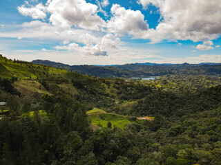 Fototapeta na wymiar Fotografía aérea donde se aprecia la represa de La Fé, en el municipio de El Retiro, Antioquia, Colombia