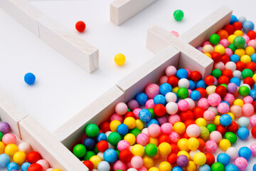 Colored spheres in a maze looking to meet the rest of the spheres