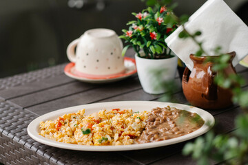 Huevos a la mexicana con frijoles 