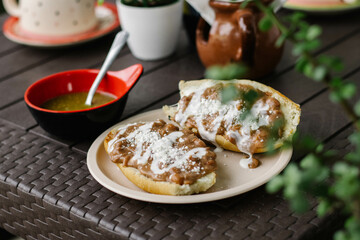Molletes de frijoles con queso y crema 