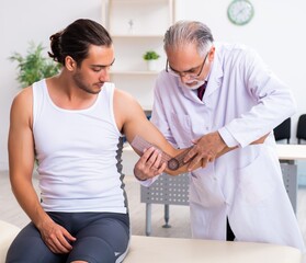 Obraz premium Young male patient visiting experienced doctor