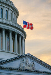 USA-Flagge am Kapitol in Washington D.C. bei Abendlicht - obrazy, fototapety, plakaty
