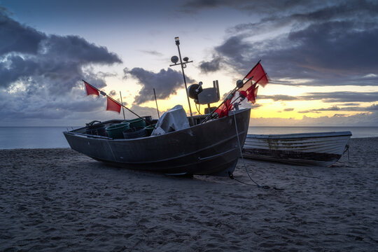 Fischerboote am Strand von Baabe auf R&uuml;gen an  einem Morgen vor Sonnenaufgang