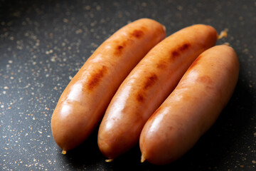 ウインナーソーセージをフライパンでこんがり焼く調理シーン。
