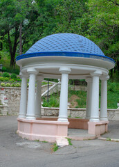rotunda in the city park. - obrazy, fototapety, plakaty
