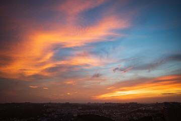 夕暮れ時にオレンジ色に染まる夕焼けの風景