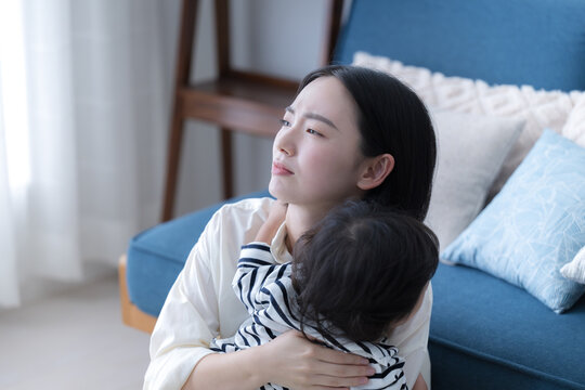 赤ちゃんをあやすお母さん ワンオペ育児は大変すぎる