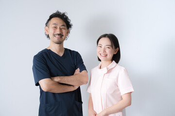 ドクターと看護師の白衣の男女　カメラ目線