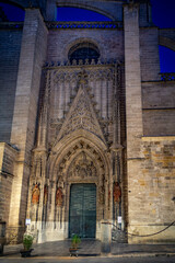 Fototapeta premium Catedral de santa maria de la sede arquitectura de estilo gótico en seville andalusia españa.