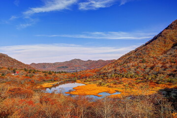 秋の覚満淵と赤城大沼（鳥居峠より）