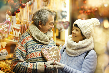 Seniorenpaar hat Spaß auf dem Weihnachtsmarkt