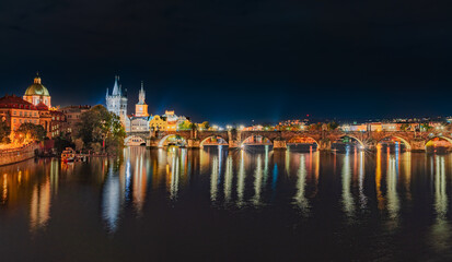 Fototapeta na wymiar Prager Karlsbrücke bei Nacht 
