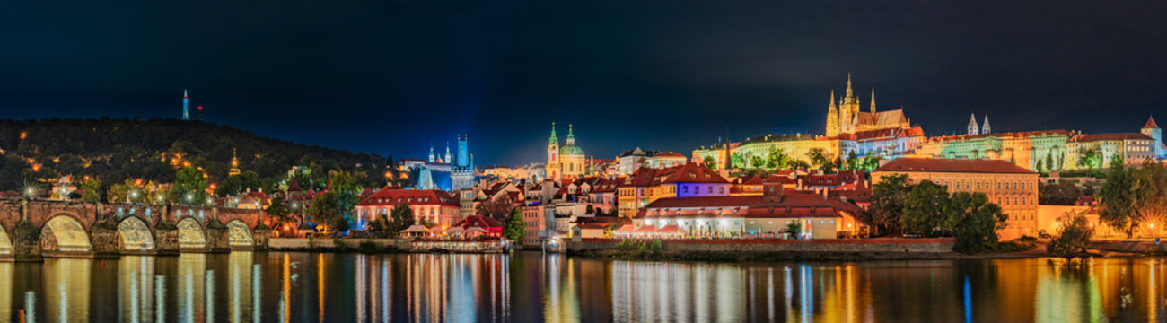 Prager Burg Panorama bei Nacht