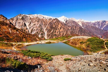 秋の北アルプスの八方池と白馬岳