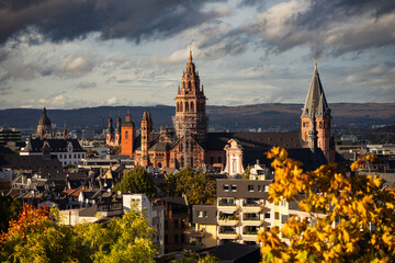 Blick von der Zitadelle Mainz über die Altstadt zum Dom und der Kuppel der Christuskirche links (Okt.23) - obrazy, fototapety, plakaty