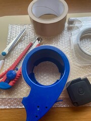 木の板の上に置かれた工具と工具
