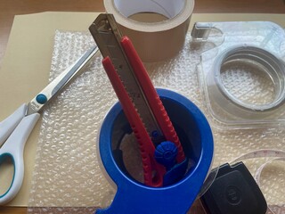 木の板の上に置かれた工具と工具
