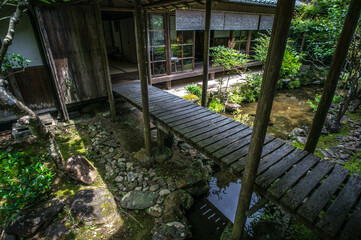 京都 高山寺の和風庭園と木造の架け橋