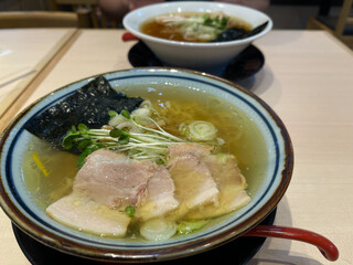 塩味のらーめん。スライスチャーシューと貝割れ大根がトッピングした熱々のラーメン。