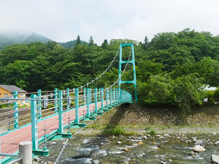 渓谷に架かる吊り橋
