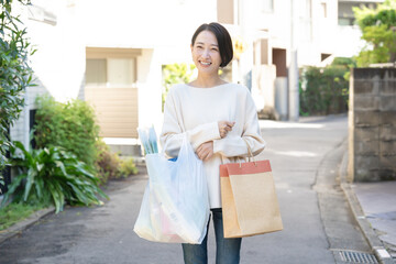 買い物袋を持つ女性