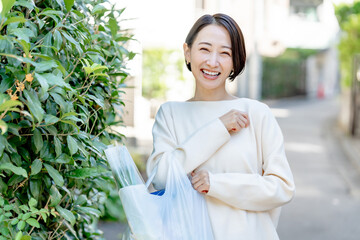 買い物袋を持つ女性