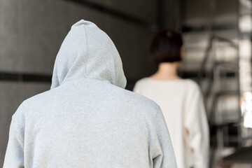 不審者に狙われる女性