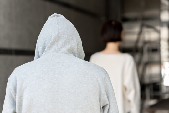 不審者に狙われる女性