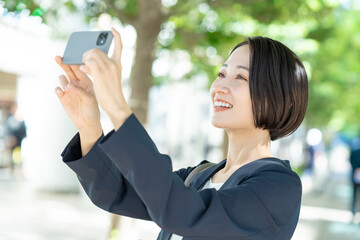 スマホで写真を撮る女性