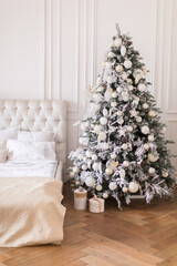 Christmas decoration in the house - 669130339