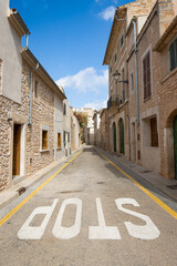 Stop-Schrift auf einer einsamen Straße in Santanyi auf Mallorca