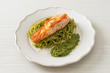 Spaghetti pesto with grilled salmon