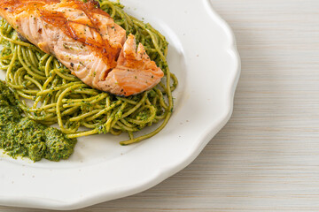 Spaghetti pesto with grilled salmon