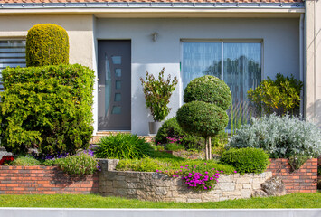 Plante et arbuste dans un jardin moderne au pied d'une maison réalisé par un paysagiste.