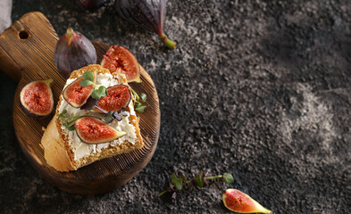 bruschetta with figs and cream cheese