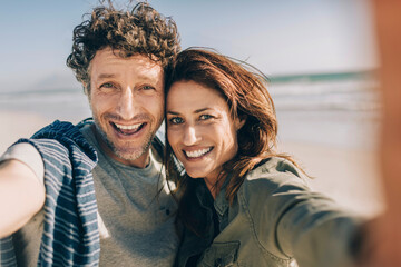 Close up portrait of a happy couple at the beach