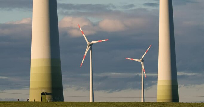 Windkraftanlagen in Feld