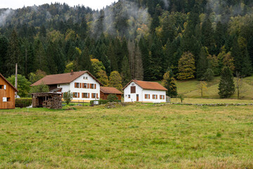 Hameau rural dans la forêt et montagnes des Vosges © Pascal STINFLIN