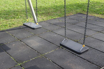 Swings on the playground / Huśtawki na placu zabaw - obrazy, fototapety, plakaty