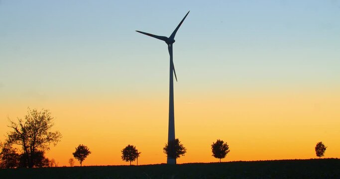 Windkraftanlagen bei Sonnenuntergang.