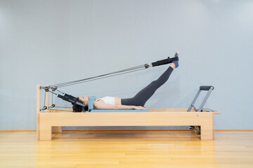 ピラティス リフォーマーでポーズ
