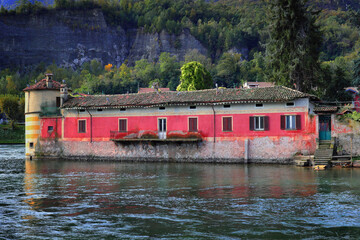 vecchio edificio colorato sull'acqua a lecco, italia, old colorful building on the water in lecco, italia,  - obrazy, fototapety, plakaty