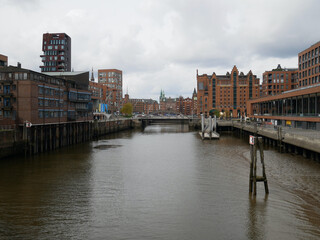 Obraz premium Die Hafencity, ein urbanes Quartier in Hamburg an der Elbe mit einzigartiger moderner Architektur