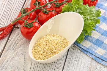 Raw sesame seeds in the bowl